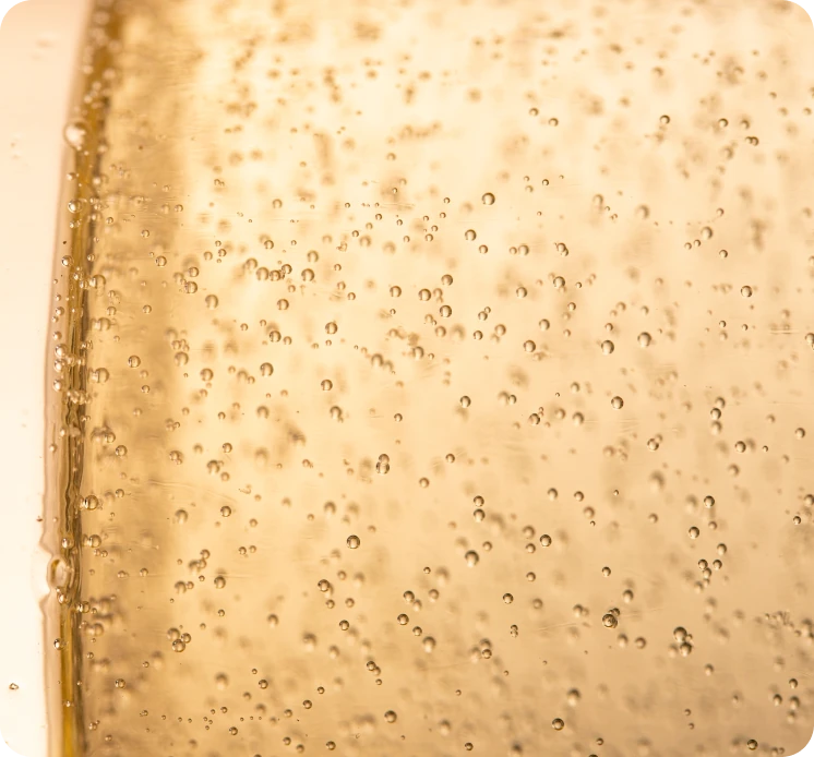 Golden emu oil with fine bubbles
